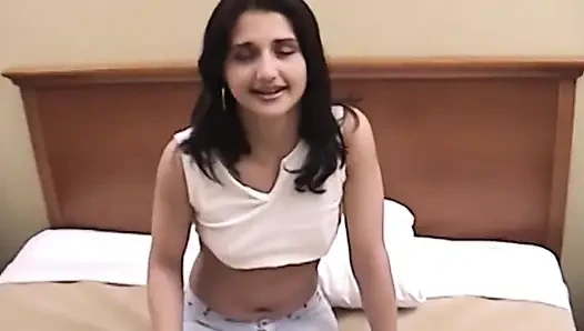 Esmer kadın yarak emiyor ve yüzüne boşalıyor