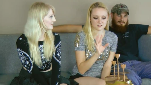 Striptiz korsan penguenleri oyunu penguenlerle tekneyi yüklerken yoğunlaşıyor