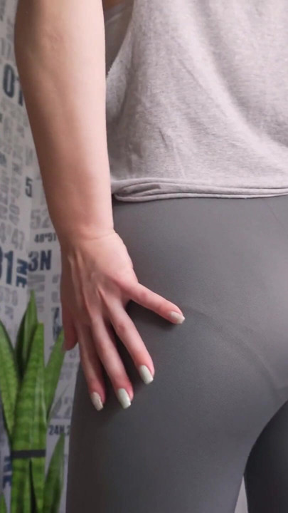 Zinde orta yaşlı seksi kadın taytlı görünür külot çizgilerini azdırıyor | Klip 1