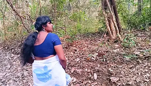 Desi açık havada ormanda sikişiyor. Üvey anne ve üvey oğlu ormanda sert sikişiyor. Telugu edepsizce konuşuyor.