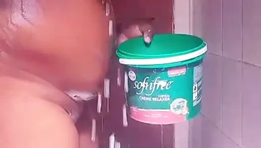 Çok azgın olduğum için dildomu kullanabilmem için banyo yapmak zorunda kaldım