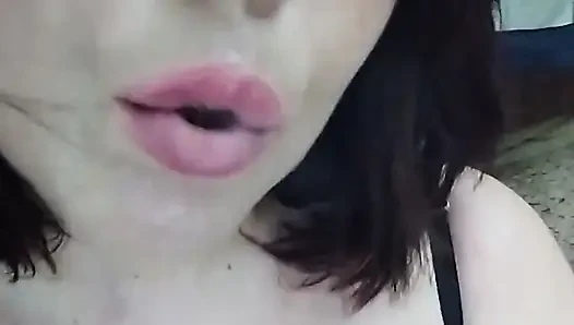 Sigara içerken dildoyla oynuyorum