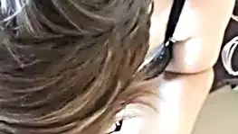 Kafa veren bardaklarda soluk tenli inek kız