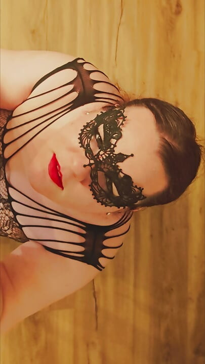 İri güzel kadın orta yaşlı seksi kadın maskeli anne sakso çekiyor ve sikiliyor