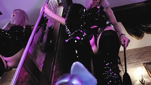 Ateşli fetiş sahibe Eva Latex büyük siyah dildo oyuncağını gösteriyor dominatrix domina solo sapıklık