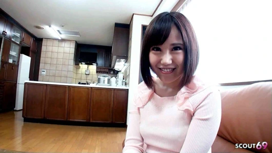 Minyon Asyalı üvey kız kardeş 18 evde yalnızken üvey erkek kardeşinin spermini ilk kez bakış açısıyla emdiriyor ve tadıyor