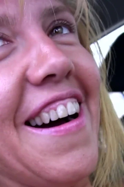 Милфа-блондинка наслаждается, пока хуище бурит ее тугую киску до камшота