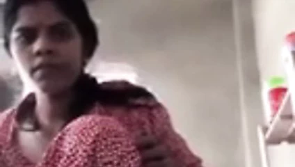 Desi yenge kamerada canlı video. kamera önünde mastürbasyon yapmak