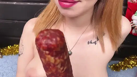 Üniversiteli kız deliklerinde sosisle oynuyor