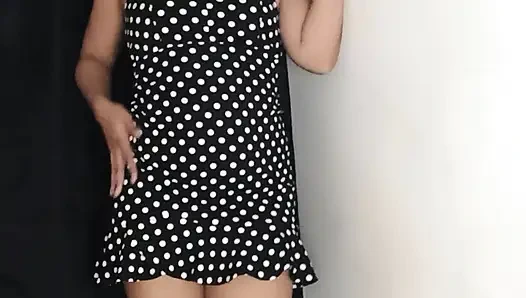 Elbise ve topuklu ayakkabılarla çok seksi ve ateşli soyunıyorum