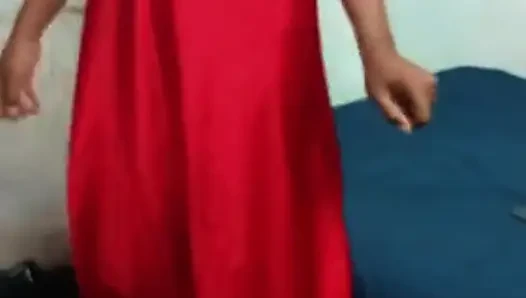 Üvey kız kardeşinin vajinasının videoda göründüğü anı tam olarak izleyin