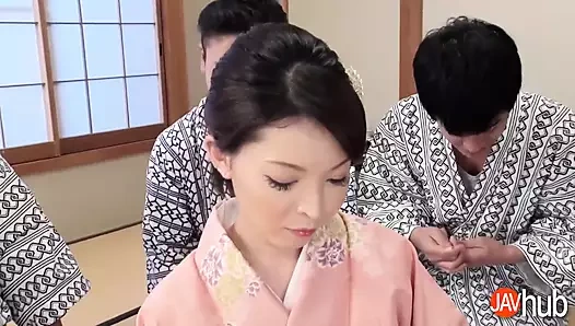 Erkekler Hikaru'yu onlar için seksi vücudunu göstermesini bekliyor