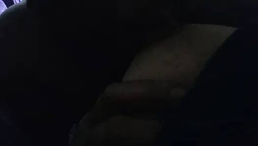 İnsanların karısının göğüslerini emiyor