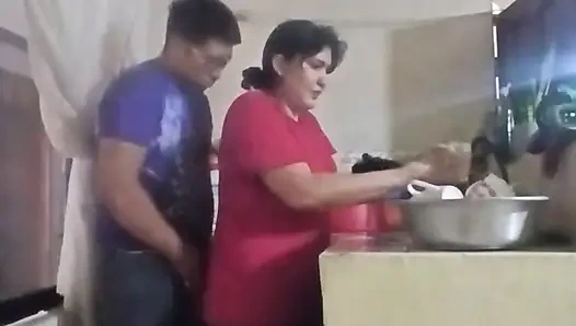 Karım oturma odasındayken hizmetçiyi mutfakta sikiyorum