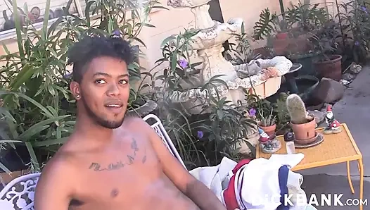 Dövmeli rico pico dildoya bindikten sonra sert yarağa mastürbasyon yapıyor