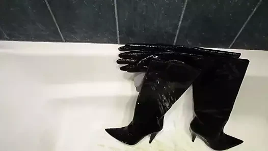 Rugan çizmelere ve eldivenlere işemek!