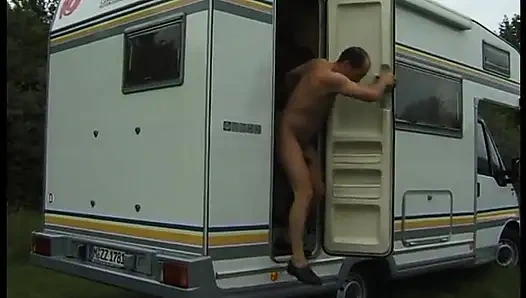 Tatlı deliklerini arabada ve dışarıda sikiyor