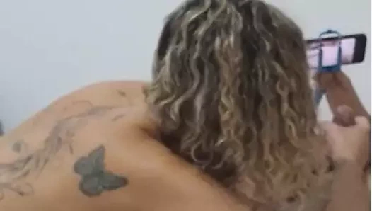 Ateşli üvey kız boşalana kadar üvey babasını emiyor.