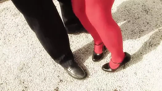 Ateşli esmer zevk içinde homurdanıyor doggystyle karşı onu masasında sevişmek