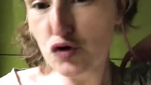 Kokmuş sidik seyahatleri sırasında ateşli seksi orta yaşlı seksi kadını şaşırtıyor