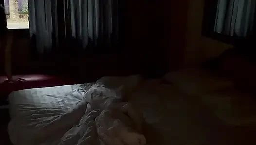 Karım gösteriş yapmayı seviyor.