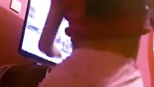 Seksi vücudunu gösteriyor