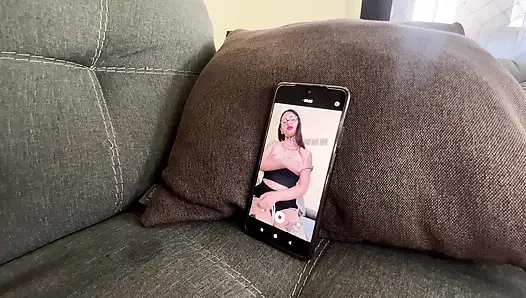 Üvey baba iki azgın kızla sikişiyor ve büyük bir boşalma