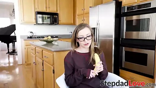 Tatlı genç üvey kız emme ve kahrolası büyük horoz içinde pov