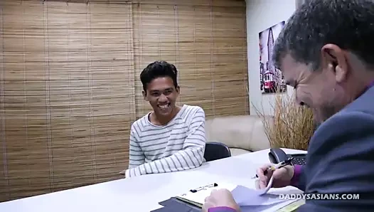 Baba mike dildo Asyalı oğlanla sikişiyor jude