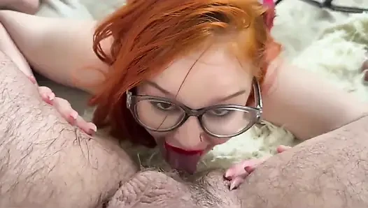 Üvey annem ile televizyon izliyorum ve sikimi ağzına sokuyorum