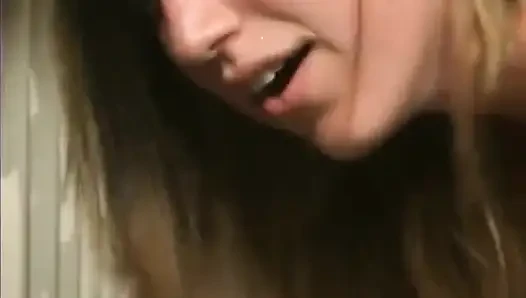 Güzel küçük memeli seksi beyaz sürtük sert domaltarak amcık sikiyor