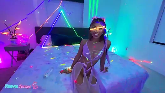 ¡Clara Trinity, lista para el rave, seduce al dj y monta su polla gruesa!