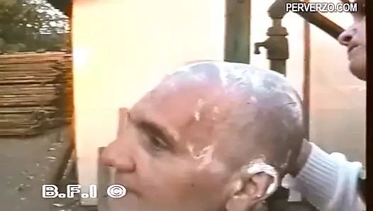 Kız sert bir şekilde tıraş oluyor ve itaatkar dvd olmayı öğretiyor