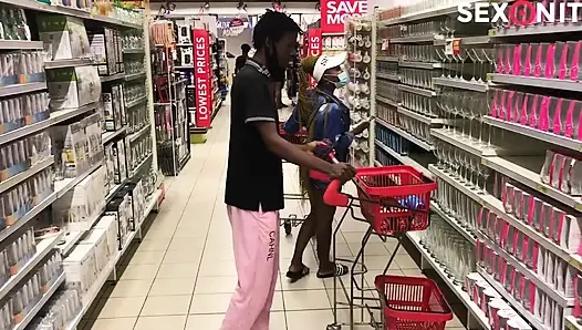 Alışveriş merkezinde tanıştığım bir kızı sikiyorum