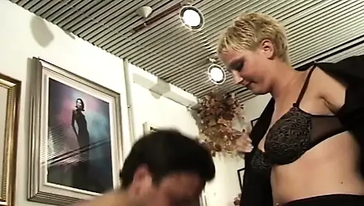Azgın orta yaşlı seksi kadının iş görüşmesi ıslak anal sikişle bitiyor
