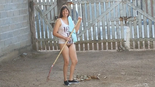 Külotsuz evli kadın bahçede çalışıyor ve kocasını azdırıyor