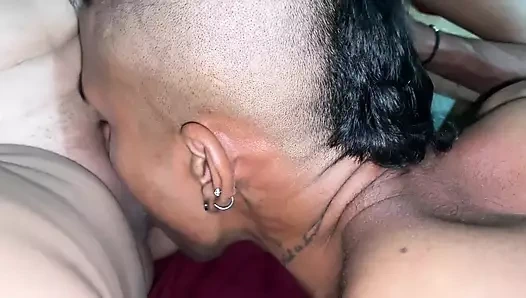 Bölüm 2 genç kız ailesinin eski teknisyeniyle sikişiyor