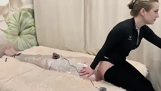 Baş hanımefendinin pantolonunda, köle elektrik şoku alır ve nefes almaya çalışır