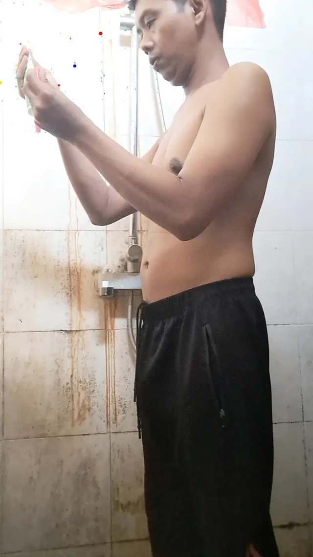 Egzotik tenli yetişkin adam öğleden sonra banyo yapıyor