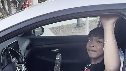 Dildo emiyor ve anal fışkırtarak sikişiyor