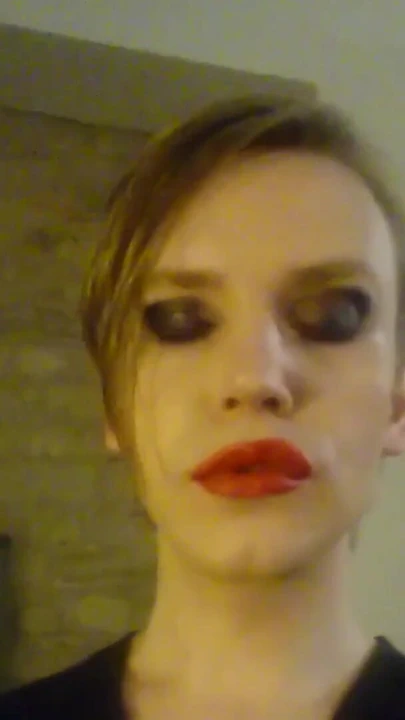 Yere işiyor - femboy | Klip 1