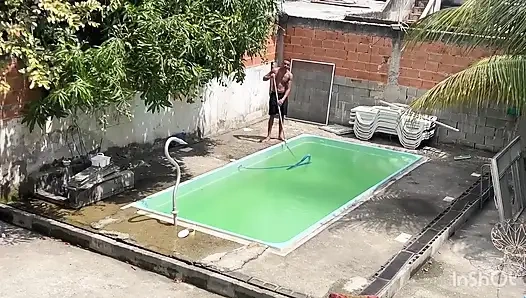 Havuzumu temizlemesi için bir yüzme havuzu sahibi tuttum ve sonunda kıçımı sikti bme gostoso