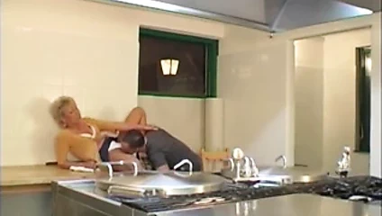 Olgun kadın mutfakta