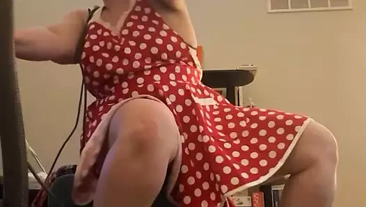 İri güzel kadın canlı yayında temizliyor ve soyunuyor