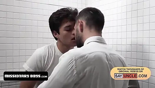 Sevimli masum erkekler banyoda sikişiyor