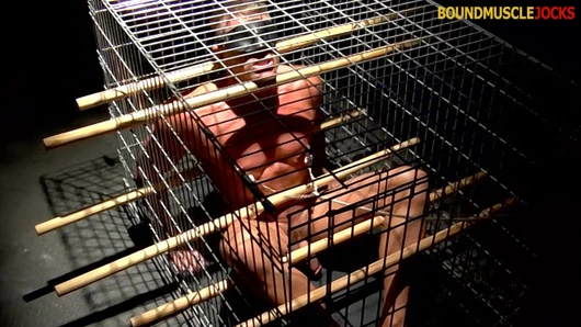 Kaslı adam tyler aziz gözleri bağlı ve kafesli olur