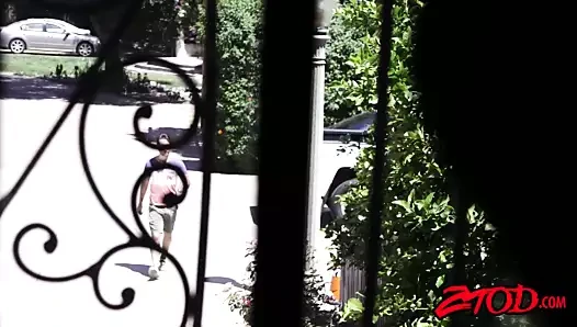 Lezzetli milf olivia austin gagging üzerinde dev küçük horoz