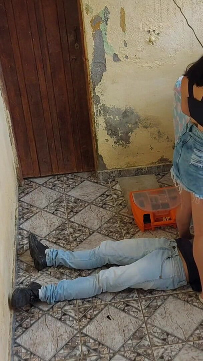 Evli ateşli evli kadın kocası çalışırken yarak üzerinde zıplayarak tesisatçıya para ödüyor | Klip 1