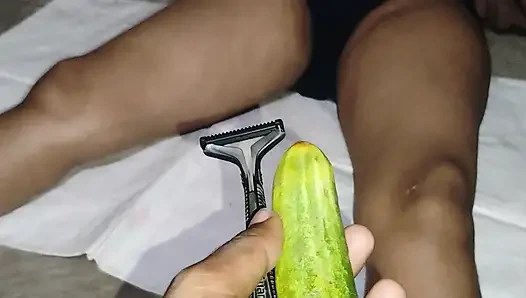 Salatalık adil baldızın yuvasına konur