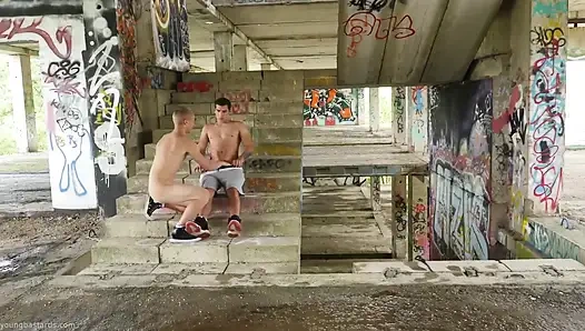 Bir sporcu dom tarafından korunmasız sikiliyor